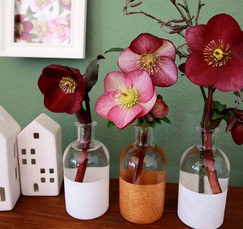 Upcycling: Öl- oder Essigfläschchen individuell gestalten und als Vase verwenden.