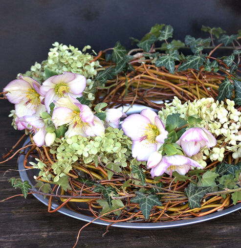 Table wreath with Ice N' Roses flowers