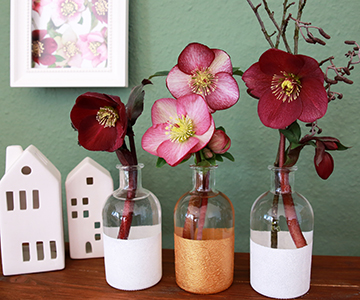 Upcycling: Snow Roses in decorative bottles